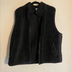 Aritzia TNA black Sherpa vest